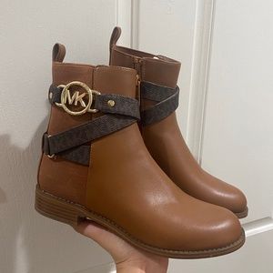 New🤎Michael kors Signature Ankle side-Zip Flat Booties